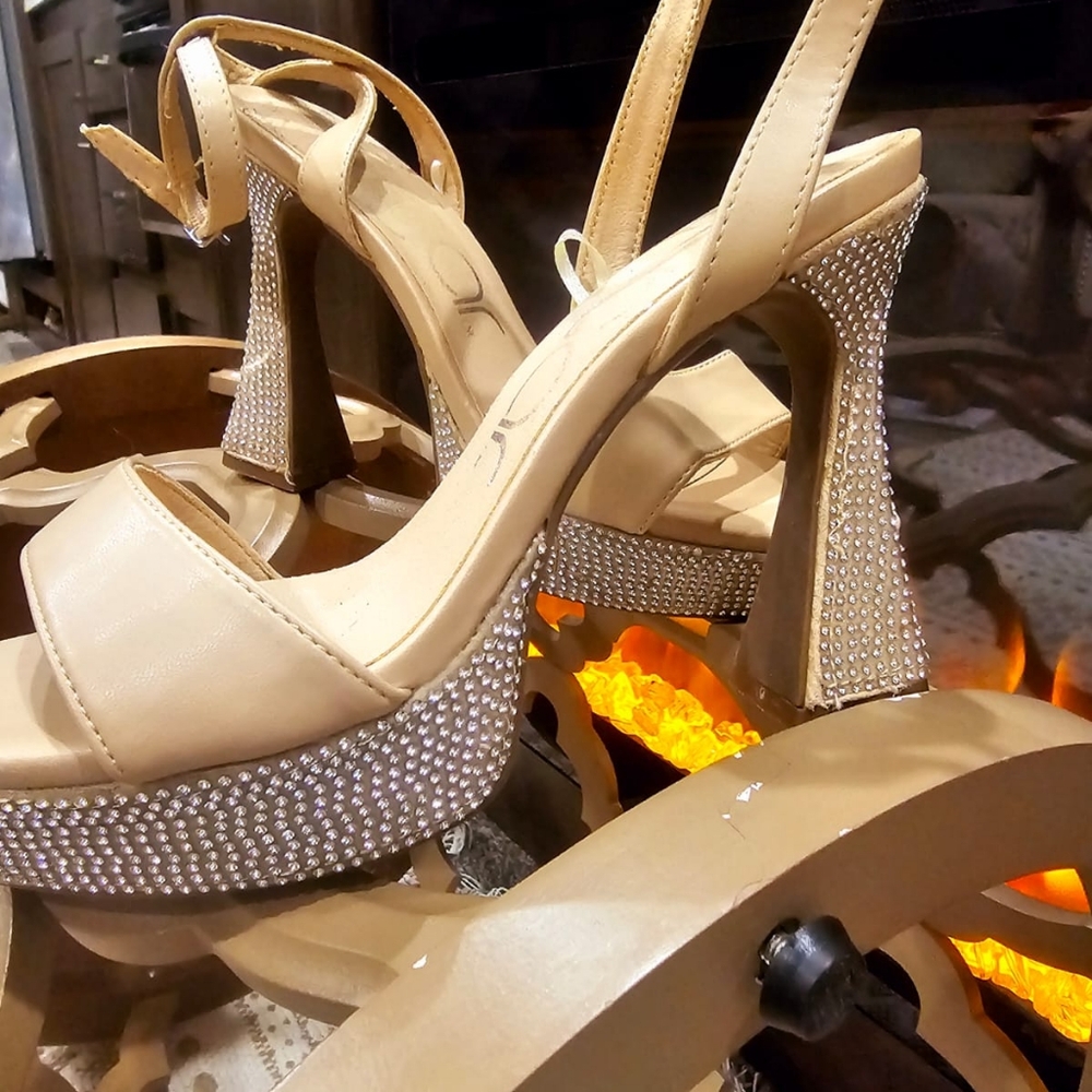 Heels - Picture 2 of 8